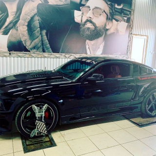 Чёрный Ford Mustang